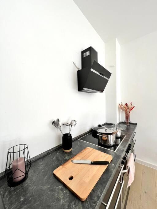Spacestays Designer Apartment Netflix Wifi Playstation 4 Balkon Есен Екстериор снимка